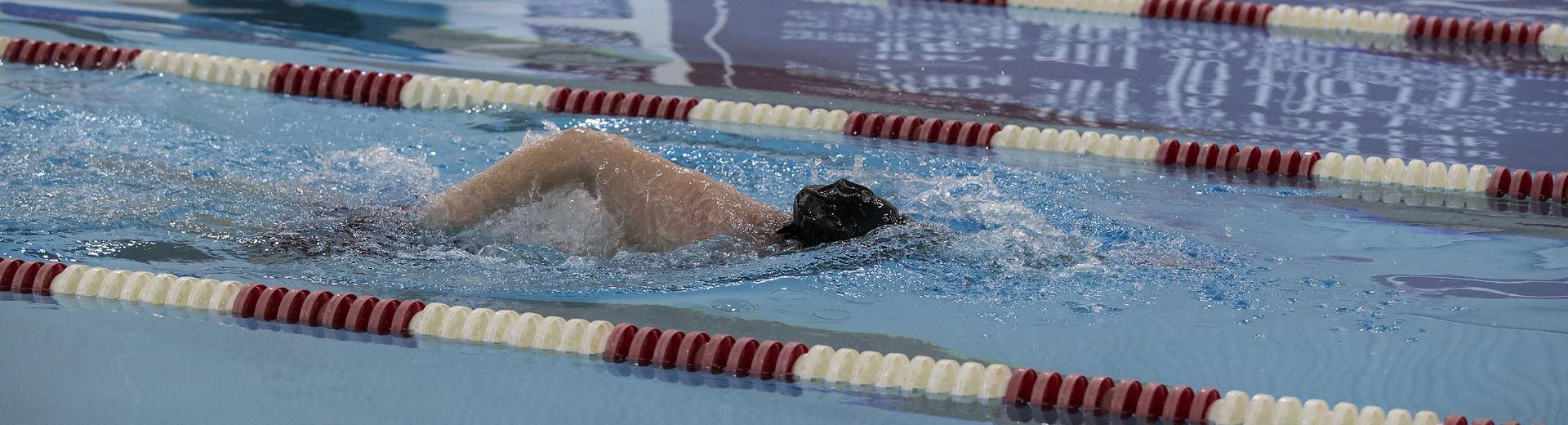 男子游泳运动员绕圈游泳